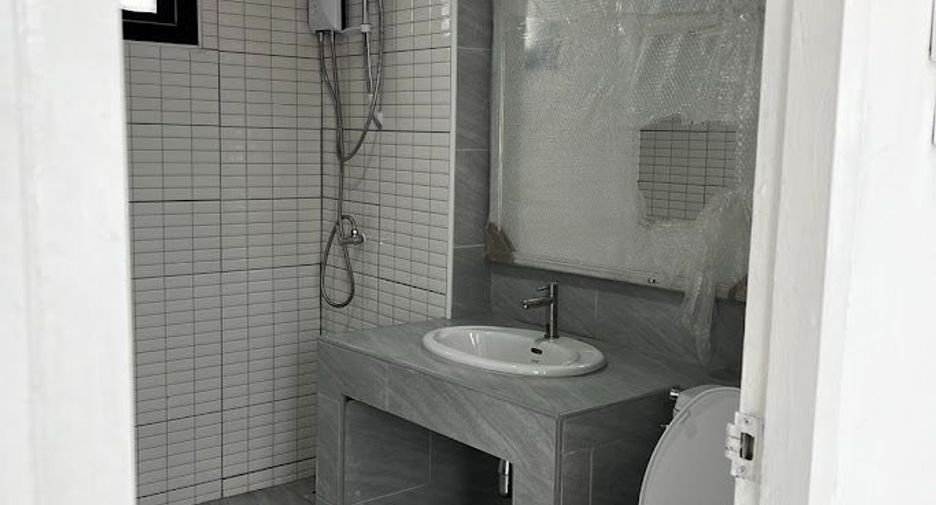 For sale 5 bedrooms house in Wang Thonglang, Bangkok