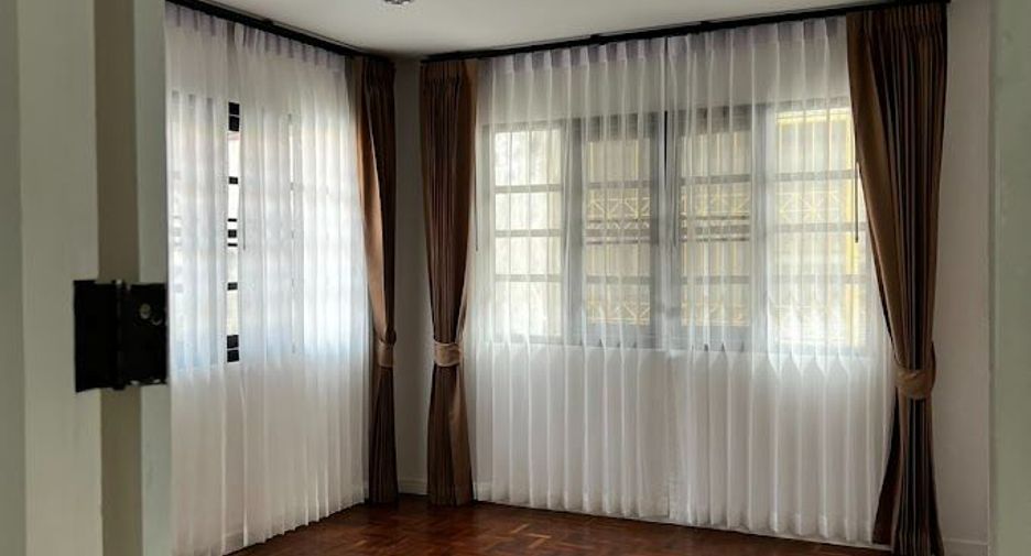 For sale 5 bedrooms house in Wang Thonglang, Bangkok