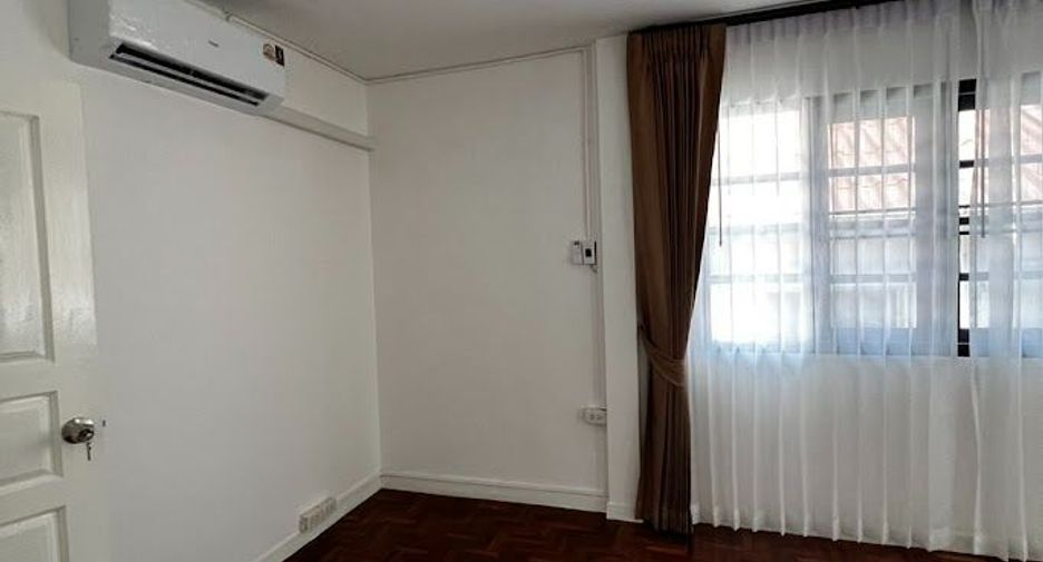 For sale 5 bedrooms house in Wang Thonglang, Bangkok
