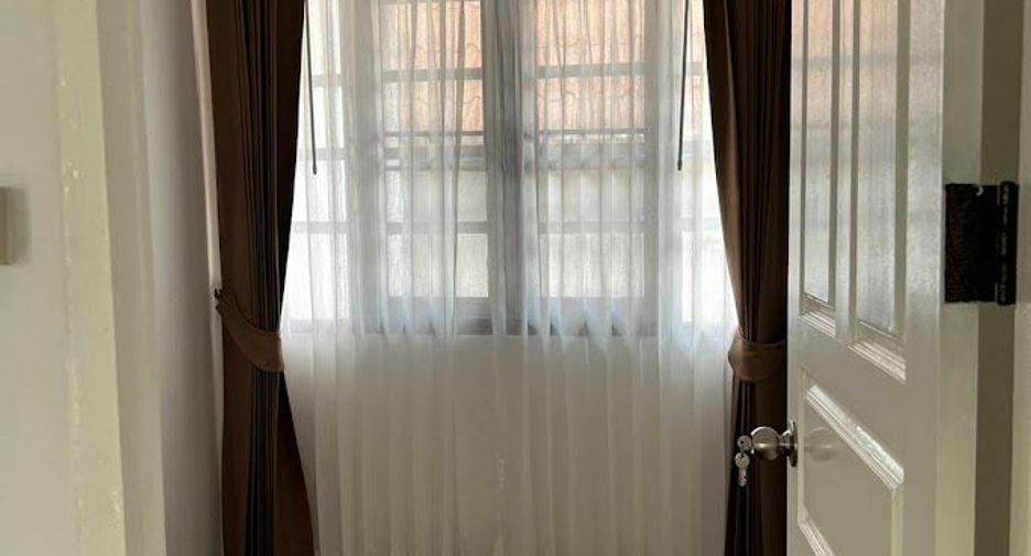 For sale 5 bedrooms house in Wang Thonglang, Bangkok
