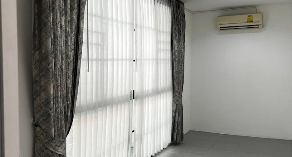 For sale 5 bedrooms house in Wang Thonglang, Bangkok