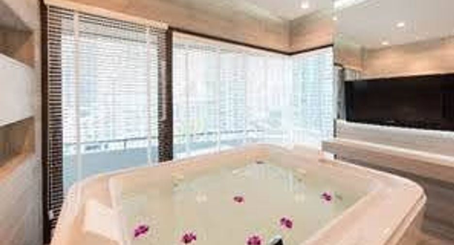 For rent 4 bedrooms condo in Khlong Toei, Bangkok