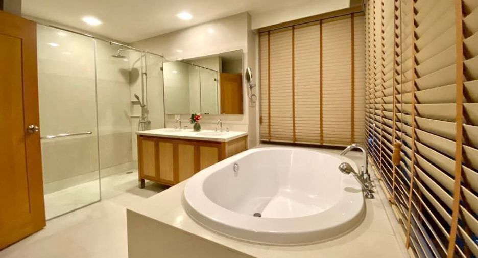 For rent 3 bedrooms condo in Khlong Toei, Bangkok