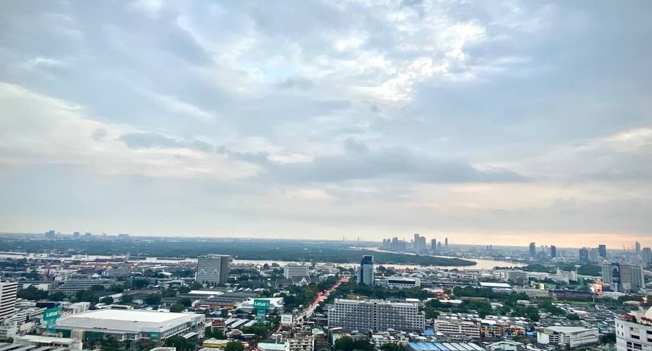 For rent 3 bedrooms condo in Khlong Toei, Bangkok