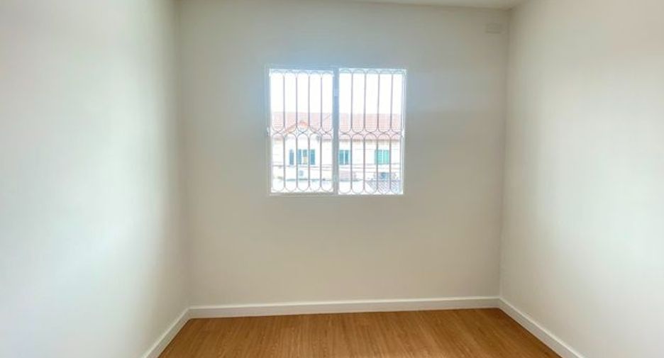 Casa adosada en venta de estudio en Bang Khun Thian, Bangkok
