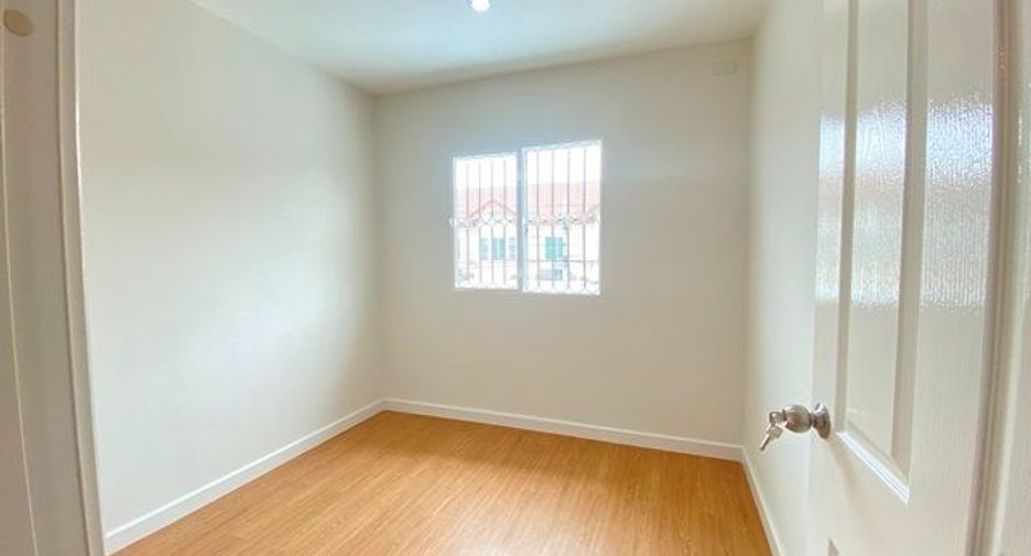 Casa adosada en venta de estudio en Bang Khun Thian, Bangkok