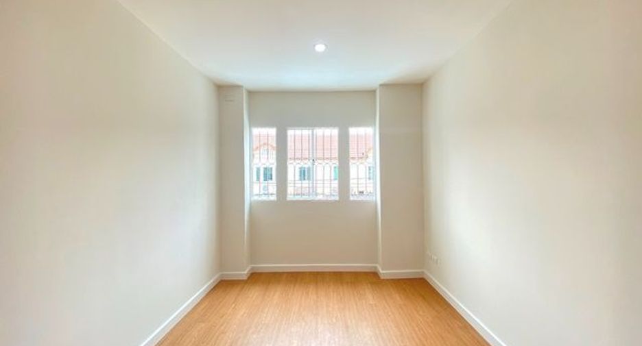 Casa adosada en venta de estudio en Bang Khun Thian, Bangkok