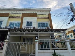 Casa adosada en alquiler de 3 habitaciones en Thung Khru, Bangkok