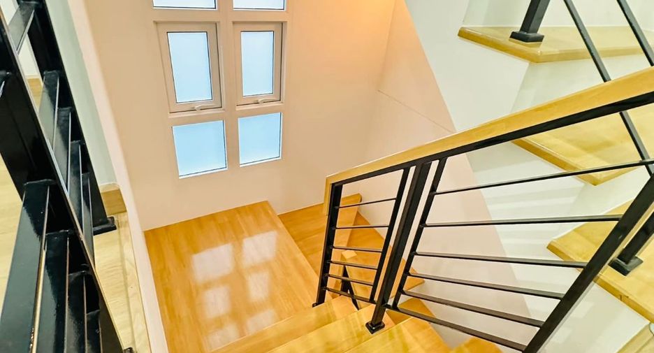 For rent 4 bed condo in Mueang Samut Prakan, Samut Prakan