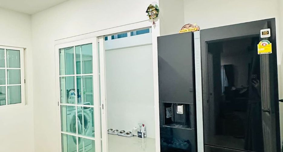 For rent 4 bed condo in Mueang Samut Prakan, Samut Prakan