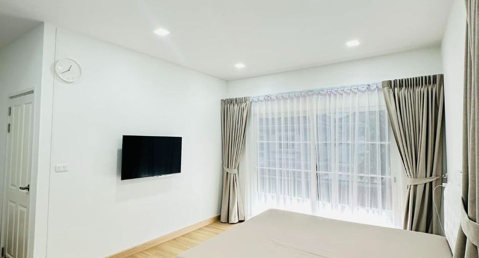 For rent 4 bed condo in Mueang Samut Prakan, Samut Prakan