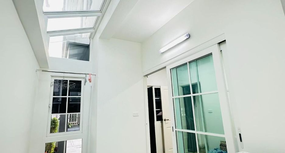For rent 4 bed condo in Mueang Samut Prakan, Samut Prakan