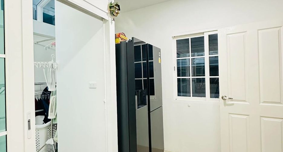 For rent 4 bed condo in Mueang Samut Prakan, Samut Prakan