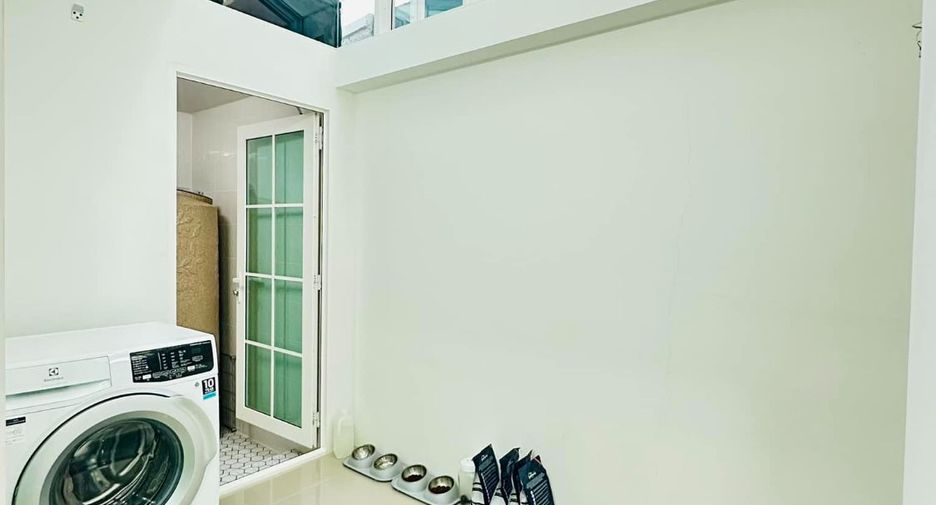 For rent 4 bed condo in Mueang Samut Prakan, Samut Prakan