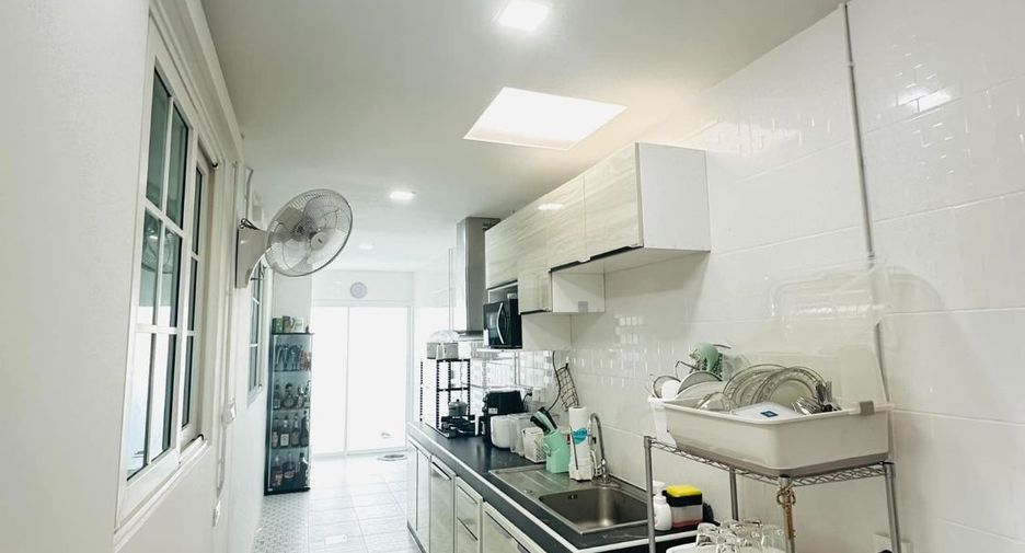 For rent 4 bed condo in Mueang Samut Prakan, Samut Prakan