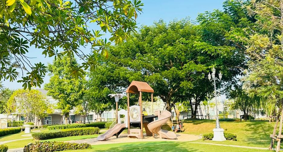 For rent 4 bed condo in Mueang Samut Prakan, Samut Prakan