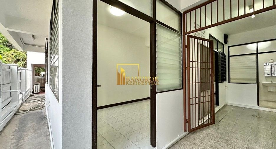 Haus zur Miete mit 3 Zimmer in Watthana, Bangkok
