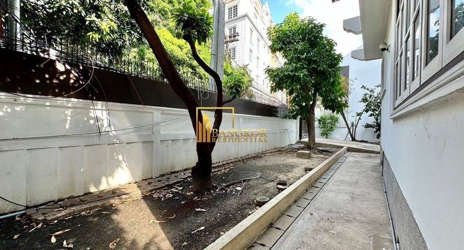 For rent 3 bedrooms house in Watthana, Bangkok