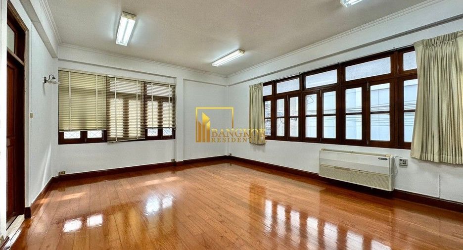For rent 3 bedrooms house in Watthana, Bangkok