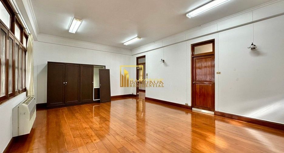 For rent 3 bedrooms house in Watthana, Bangkok