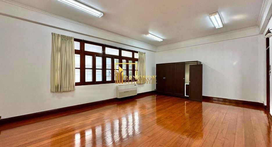 For rent 3 bedrooms house in Watthana, Bangkok