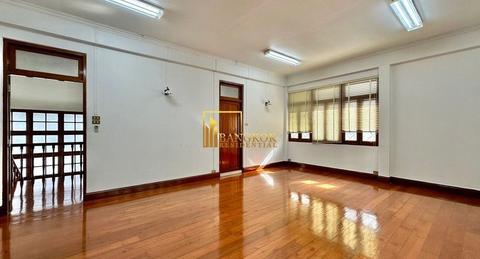 For rent 3 bedrooms house in Watthana, Bangkok