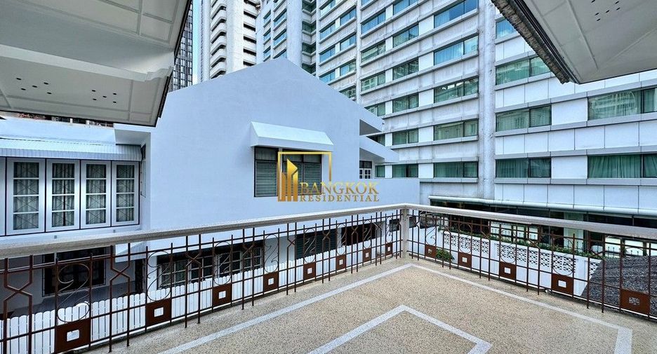 For rent 3 bedrooms house in Watthana, Bangkok