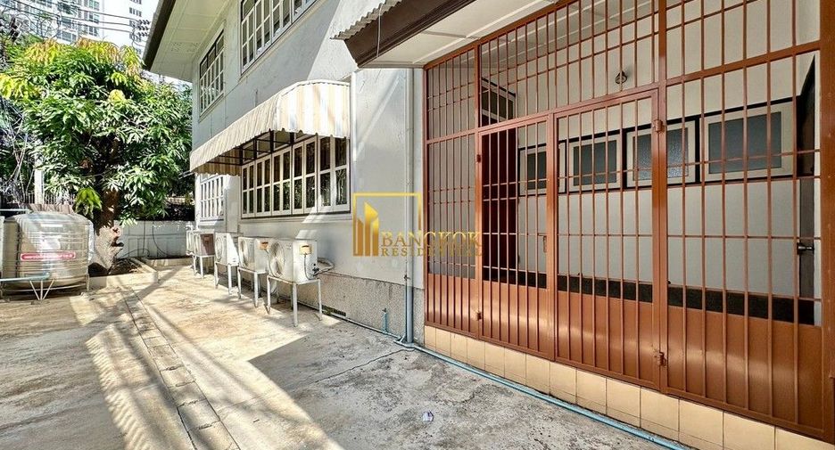 For rent 3 bedrooms house in Watthana, Bangkok