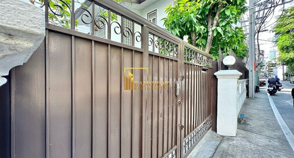 For rent 3 bedrooms house in Watthana, Bangkok