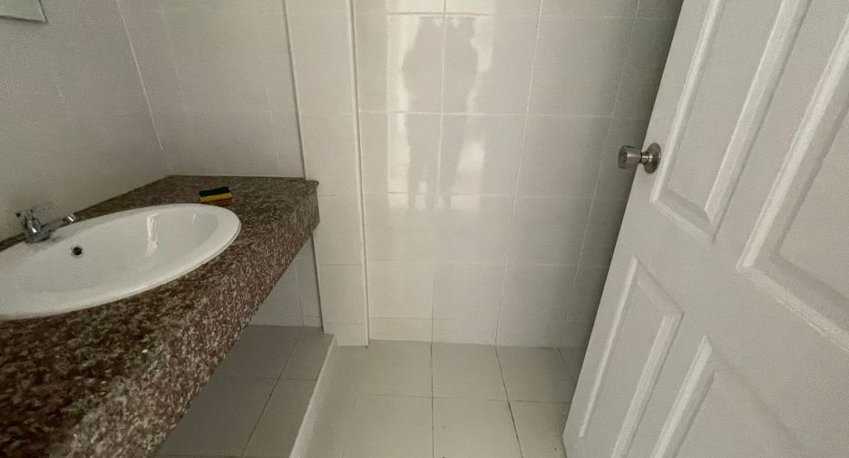 Reihenhaus zum Kauf mit Studio in Min Buri, Bangkok