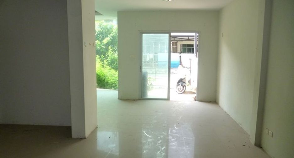 Casa adosada en venta de estudio en Lat Krabang, Bangkok
