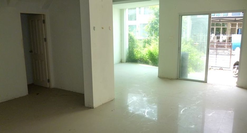 Casa adosada en venta de estudio en Lat Krabang, Bangkok