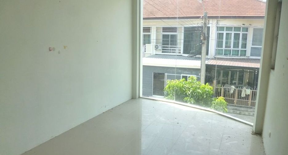 Casa adosada en venta de estudio en Lat Krabang, Bangkok