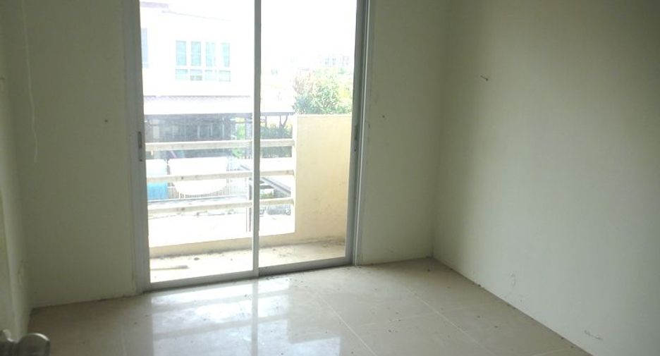 Casa adosada en venta de estudio en Lat Krabang, Bangkok