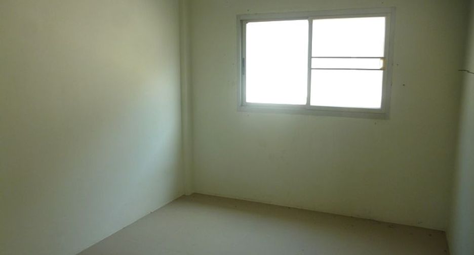 Casa adosada en venta de estudio en Lat Krabang, Bangkok