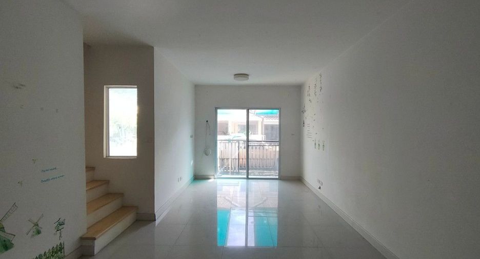 Casa adosada en venta de estudio en Saphan Sung, Bangkok