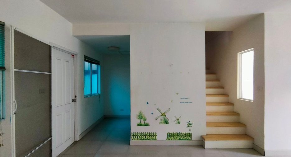 Casa adosada en venta de estudio en Saphan Sung, Bangkok