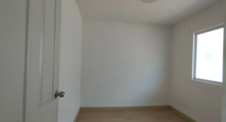 Casa adosada en venta de estudio en Saphan Sung, Bangkok