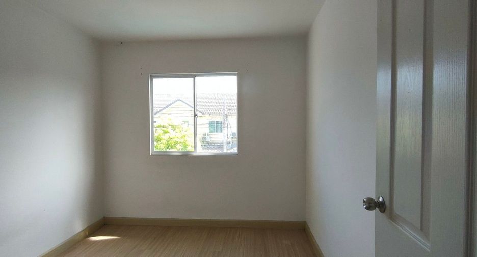 Casa adosada en venta de estudio en Saphan Sung, Bangkok