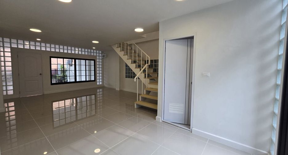 Casa adosada en venta de estudio en Thawi Watthana, Bangkok
