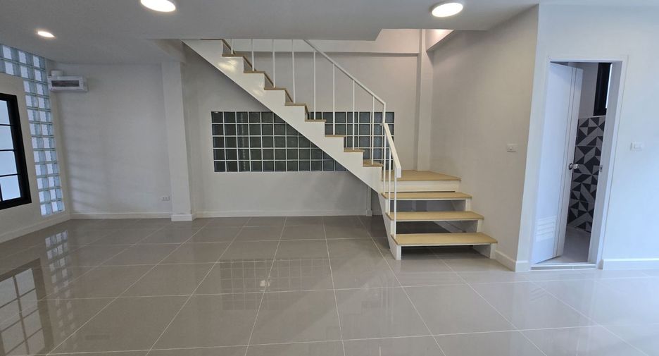 Casa adosada en venta de estudio en Thawi Watthana, Bangkok