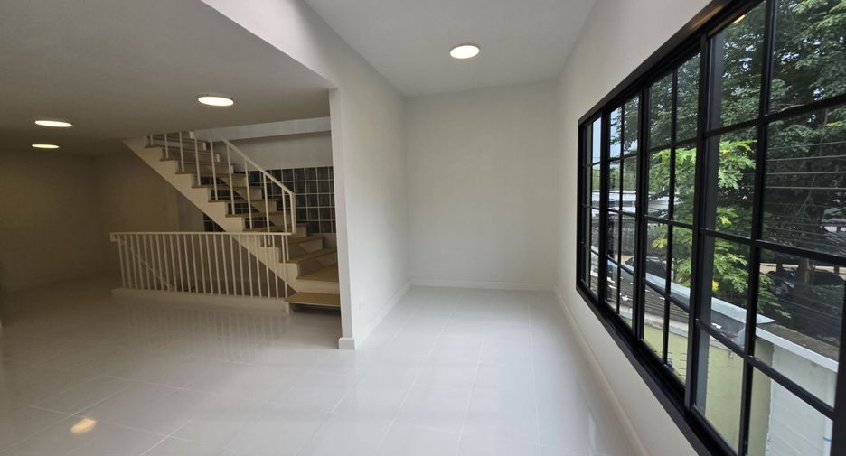 Casa adosada en venta de estudio en Thawi Watthana, Bangkok