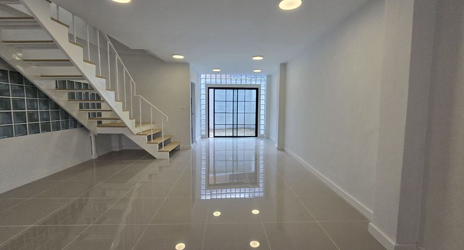 Casa adosada en venta de estudio en Thawi Watthana, Bangkok
