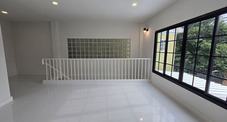 Casa adosada en venta de estudio en Thawi Watthana, Bangkok