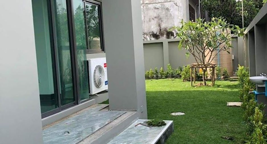 For sale 5 bedrooms house in Taling Chan, Bangkok