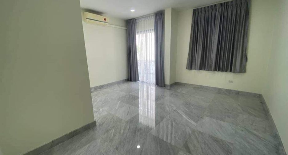 For sale 5 bedrooms house in Taling Chan, Bangkok