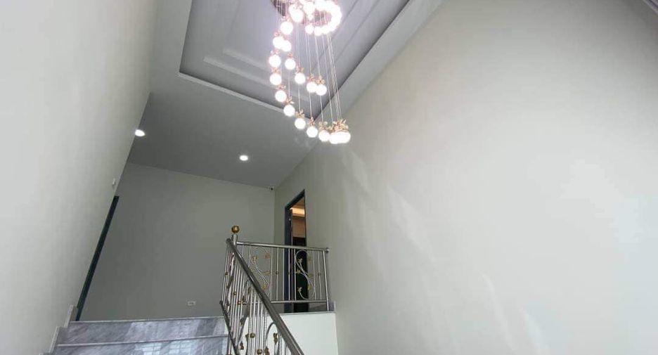 For sale 5 bedrooms house in Taling Chan, Bangkok