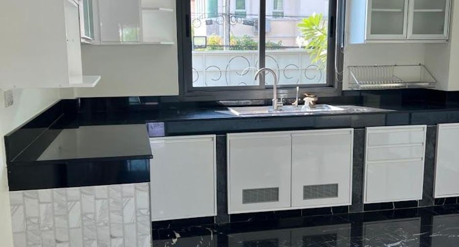 For sale 5 bedrooms house in Taling Chan, Bangkok