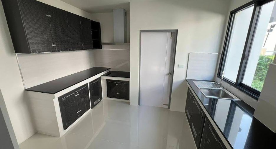 For rent and for sale 4 bedrooms house in Khlong Sam Wa, Bangkok