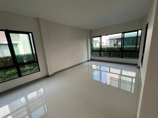 For rent そして for sale 4 Beds house in Khlong Sam Wa, Bangkok